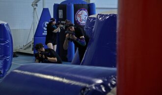 Игроки LASERWAR за синими укрытиями ведут бой.